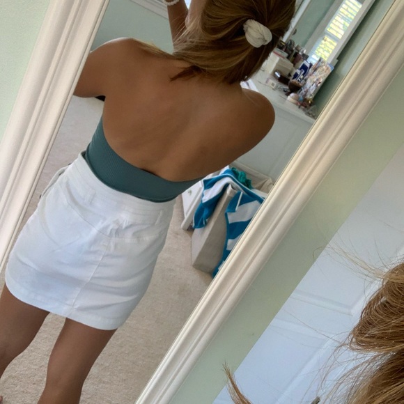 White skirt with black buttons - Picture 3 of 3